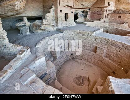 Kiva (zeremonielle Kammer) im Balcony House Klippe Wohnung in Nische bei Chaplin Mesa, Cliff Palace Loop, Mesa Verde National Park, Colorado, USA Stockfoto