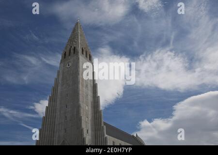 Reykjavik, Island - 29. Juli 2017: Hallgrimskirkja Kathedrale in Reykjavik, Island, lutherische Pfarrkirche, Außenansicht an einem sonnigen Sommertag mit Blu Stockfoto