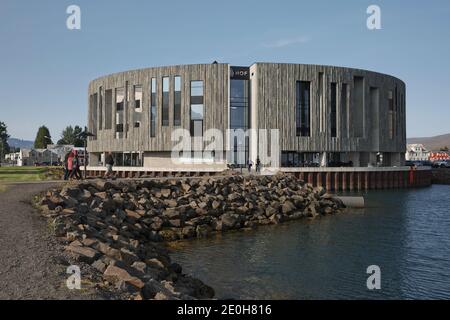 Akureyri, Island - 27. Juli 2017: Blick auf das Kultur- und Konferenzzentrum Modern Hof in der Innenstadt von Akureyri in Island. Stockfoto