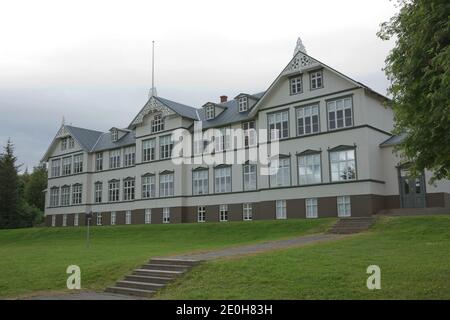 Akureyri, Island - 27. Juli 2017: Bau des Junior College in Akureyri in Island im Sommer. Stockfoto