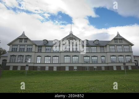Akureyri, Island - 27. Juli 2017: Bau des Junior College in Akureyri in Island im Sommer. Stockfoto