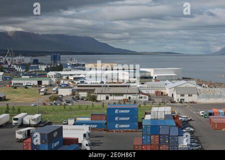 Akureyri, Island - 27. Juli 2017: LKW und Container bereit für den Transport im Hafen von Akureyri in Island. Stockfoto