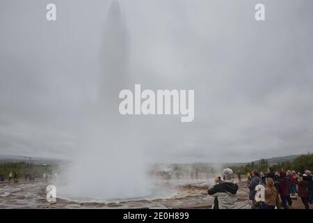 Strokkur, Island - 1. September 2017: Menschen beobachten Strokkur, einer der berühmtesten Geysire in einem geothermischen Gebiet am Hvita Fluss im Sou Stockfoto