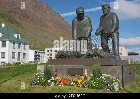 Isafjordur, Island - 28. Juli 2017: Das Fisherman's Monument ist eine Skulptur in Isafjordur, einer Stadt in Nordisland. Es erinnert an diese Seeleute Stockfoto