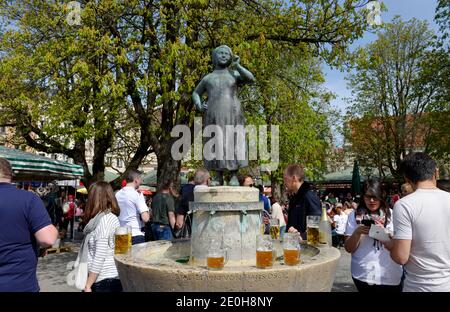 Die liesl-karlstadt-Brunnen, Viktualienmakt, Muenchen, Bayern, Deutschland Stockfoto