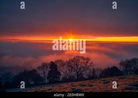 Der Blick auf den Sonnenaufgang am Neujahrstag vom Glastonbury Tor, Somerset Stockfoto