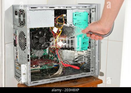 Insane Wasser Reinigung von innen Computer für frischen Start. Stockfoto