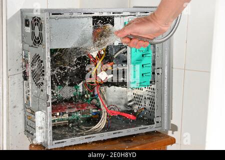 Insane Wasser Reinigung von innen Computer für frischen Start. Stockfoto