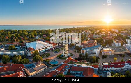 Europa Ungarn Siofok Plattensee. Stadtbild. Sonnenuntergang. Wasserturm. Panorama. Stadtbibliothek. Kirche der Jungfrau Maria in Siofok. sio plaza. Stockfoto