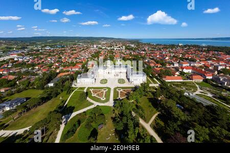 Festetics Schloss in Keszthely Stadt Ungarn. Historisches Kastell-Museum und erstaunlicher Garten neben dem plattensee. Es fungiert als Museum und als Veranstaltung Stockfoto