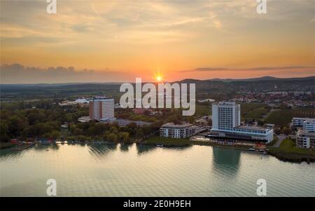 Der Balaton ist der größte See in Ungarn. Beliebtes Touristenziel für Urlaub. Auf diesem Foto sieht man zwei große Hotels