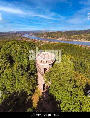 Julianus Aussichtsturm in Donauknie Ungarn. In der Nähe von Nagymaros Stadt. Fantastische Aussicht auf den ganzen Visegrad Berg. Diese Aussichtspoin wurde 1939 gebaut. Es war BU Stockfoto