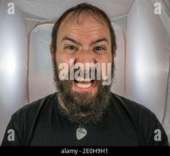 Ein bärtiger, schreiender und wütend aussehender Mann Stockfoto