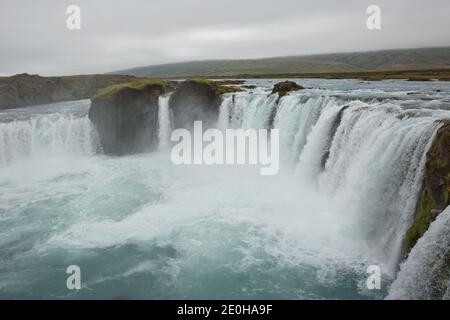 Der Wasserfall Godafoss (Isländisch: Wasserfall der Götter) ist ein berühmter Wasserfall in Island. Die atemberaubende Landschaft der Godafoss Wasserfall zieht Touristen zu Stockfoto