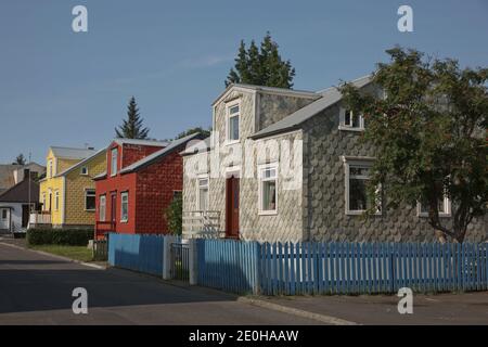 Traditionelle bunte Häuser mit Steinfliesen oder Wellblech im alten Teil von Akureyri, Island. Stockfoto