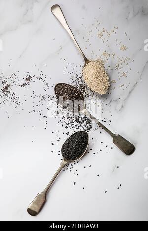 Drei Löffel verschiedenfarbige Samen Stockfoto