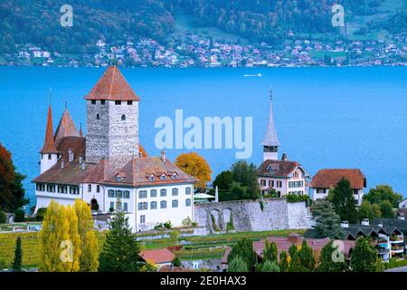 Schloss Spiez in Spiez (Schweiz) vor dem Thunersee Stockfoto