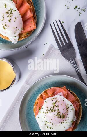 Eggs Royale Frühstück mit geräuchertem Lachs und Hollandaise Stockfoto