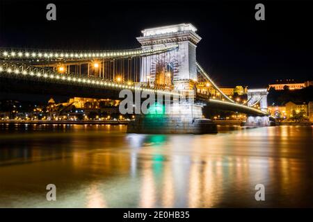 Szechenyi Kettenbrücke in Budapest (Ungarn) vor der Buda Burg bei Nacht Stockfoto