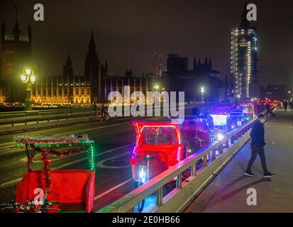 Menschenleere Straßen an Silvester 31. Dezember 2020, wenn sie normalerweise mit Menschen gefüllt werden würde warten auf das Feuerwerk und feiern. Stockfoto