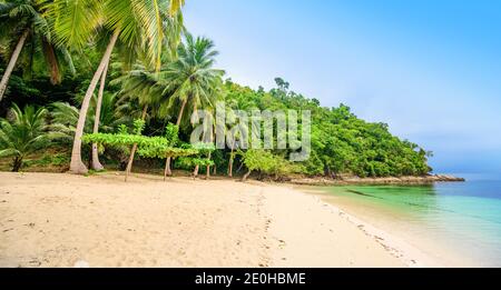 Albaguen Island (auch bekannt als Maxima und Albguan Island) In Port Barton Bay mit paradiesischen weißen Sandstränden - Tropisches Reiseziel in Palawan Stockfoto