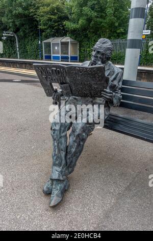 Skulptur von Sir Nicholas Winton, dem 'Britischen Schindler', von Lydia Karpinska, auf einer Plattform am Maidenhead-Hauptbahnbahnhof, Berkshire, Großbritannien. Stockfoto