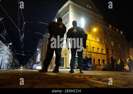 Leipzig, Deutschland. Dezember 2020. Polizisten stehen an einer Kreuzung. Die Stadt Leipzig hatte Versammlungen während der Silvesternacht wegen der Corona-Pandemie verboten. Quelle: Sebastian Willnow/dpa-Zentralbild/dpa/Alamy Live News Stockfoto