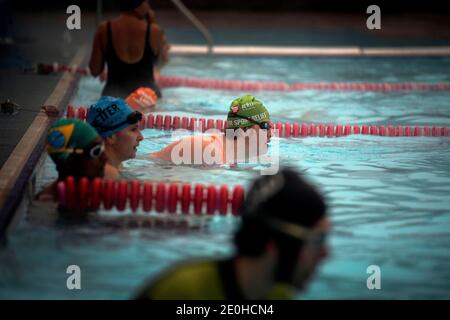 Am frühen Morgen Schwimmer in einer Schneedusche bei Null-Grad-Temperaturen in Charlton Lido in Hornfair Park, London. Stockfoto