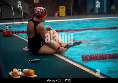 Ein Schwimmer am frühen Morgen bereitet sich auf ein Bad bei Null-Grad-Temperaturen in Charlton Lido im Hornfair Park, London. Stockfoto