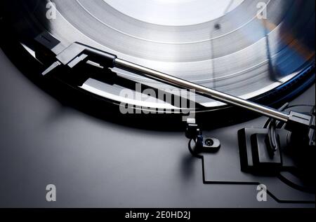 Black Vinyl Platte drehen auf einem Plattenspieler - Nahaufnahme eines Tonarms, lp und Drehteller Stockfoto