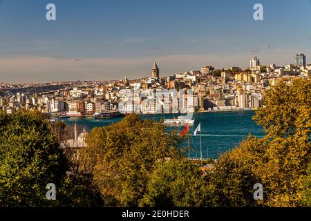 Istanbul, Türkei, das Goldene Horn mit Fährschiffen und Galata-Turm, Landschaft, am 30 2019. Oktober in der Türkei Stockfoto