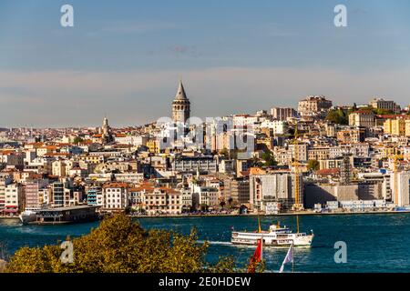 Istanbul, Türkei, das Goldene Horn mit Fährschiffen und Galata Tower, am 30 2019. Oktober in der Türkei Stockfoto