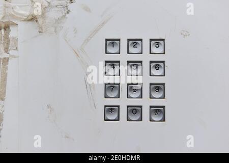 Cambridge , UK , England, 31-12-2020, Alte verwitterte Gebäudefassade mit Sicherheitsmatratentür mit Ausschnitt für nummerierte Sicherheitsunterlage. Stockfoto