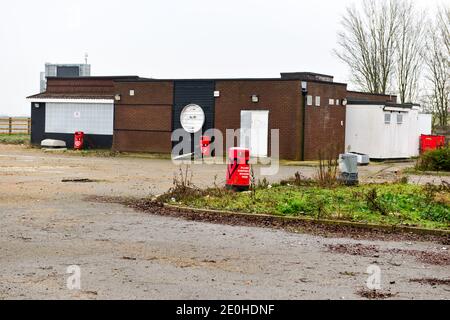 Cambridge , UK , England, 31-12-2020, Fast Food verlassene Gebäude, Fenster mit Metallverschluss gesichert. Stockfoto