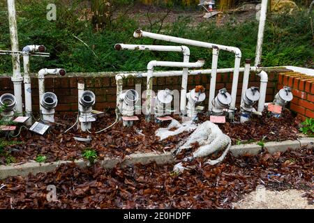 Cambridge , UK , England, 31-12-2020, verstufte Benzin- und Dieseleinlassleitungen auf dem Vorplatz der ehemaligen Tankstelle. Stockfoto