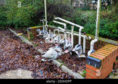 Cambridge , UK , England, 31-12-2020, verstufte Benzin- und Dieseleinlassleitungen auf dem Vorplatz der ehemaligen Tankstelle. Stockfoto