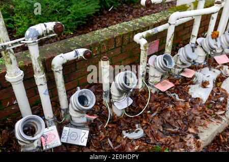 Cambridge , UK , England, 31-12-2020, verstufte Benzin- und Dieseleinlassleitungen auf dem Vorplatz der ehemaligen Tankstelle. Stockfoto