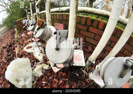 Cambridge , UK , England, 31-12-2020,Fisheye Nahaufnahme von verstufteten Benzin- und Dieselansaugrohren auf dem Vorplatz der ehemaligen Tankstelle. Stockfoto