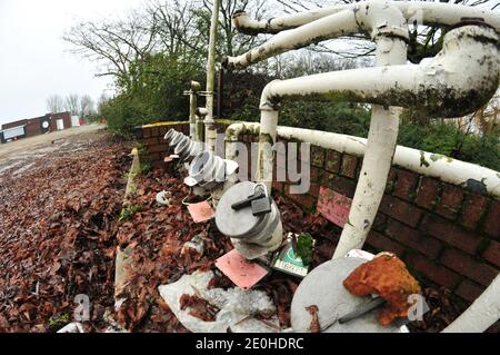 Cambridge , UK , England, 31-12-2020,Fisheye Nahaufnahme von verstufteten Benzin- und Dieselansaugrohren auf dem Vorplatz der ehemaligen Tankstelle. Stockfoto