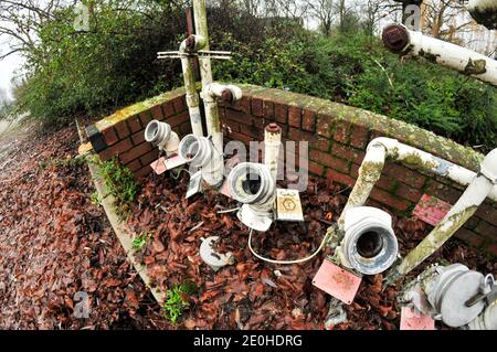 Cambridge , UK , England, 31-12-2020,Fisheye Nahaufnahme von verstufteten Benzin- und Dieselansaugrohren auf dem Vorplatz der ehemaligen Tankstelle. Stockfoto