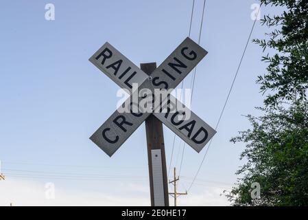 Bahnstraßenüberquerung Schild aus dem niedrigen Winkel geschossen Stockfoto