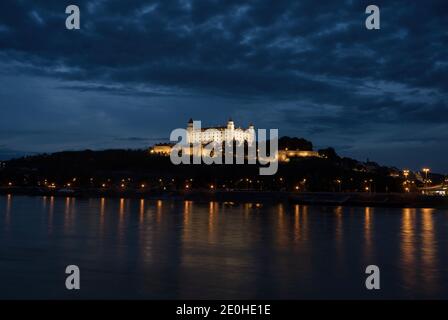 Beleuchtete gotische Renaissance barocke mittelalterliche Burg Bratislava während blau Stunde in der Slowakei Stockfoto