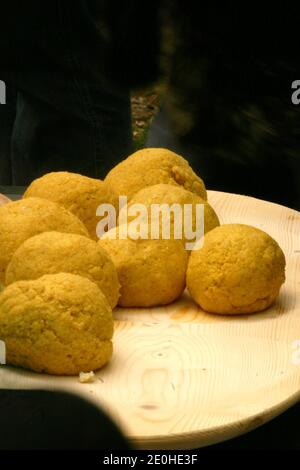 Polenta in Kugeln geformt und mit Käse gefüllt - eine traditionelle Rumänisches Essen Stockfoto