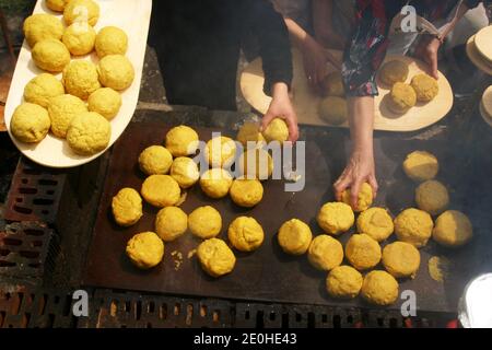 Polenta in Kugeln geformt und gefüllt mit Käse gegrillt Bei einer Veranstaltung auf dem Land Rumäniens Stockfoto