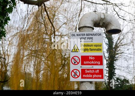 Cambridge , UK , England, 31-12-2020, Warnschilder auf Entlüftungsrohr an der Petrolium-Station Stockfoto