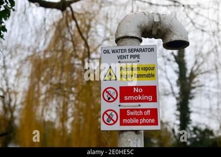 Cambridge , UK , England, 31-12-2020, Warnschilder auf Entlüftungsrohr an der Petrolium-Station Stockfoto