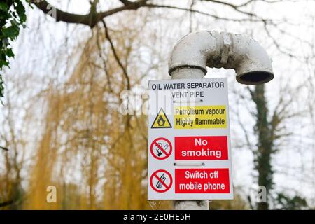 Cambridge , UK , England, 31-12-2020, Warnschilder auf Entlüftungsrohr an der Petrolium-Station Stockfoto