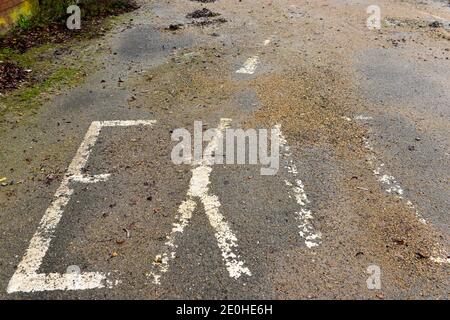 Cambridge , UK , England, 31-12-2020, Altverwitterte Ausfahrt auf der Aschphelt Road. Stockfoto