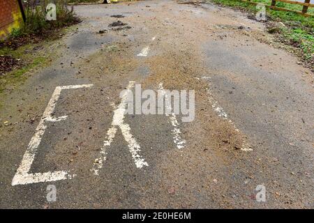 Cambridge , UK , England, 31-12-2020, Altverwitterte Ausfahrt auf der Aschphelt Road. Stockfoto