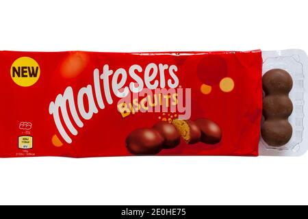 Paket von neuen Malteser Kekse geöffnet, um Inhalt zu zeigen Auf weißem Hintergrund - Kekse mit knackigen Wabenstücken beschichtet In Milchschokolade Stockfoto